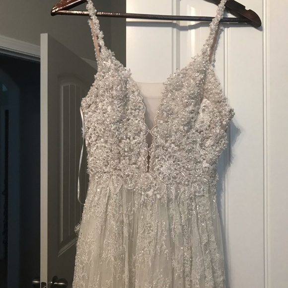 Colombian designer one of a kind Wedding Dress - Picture 4 of 6